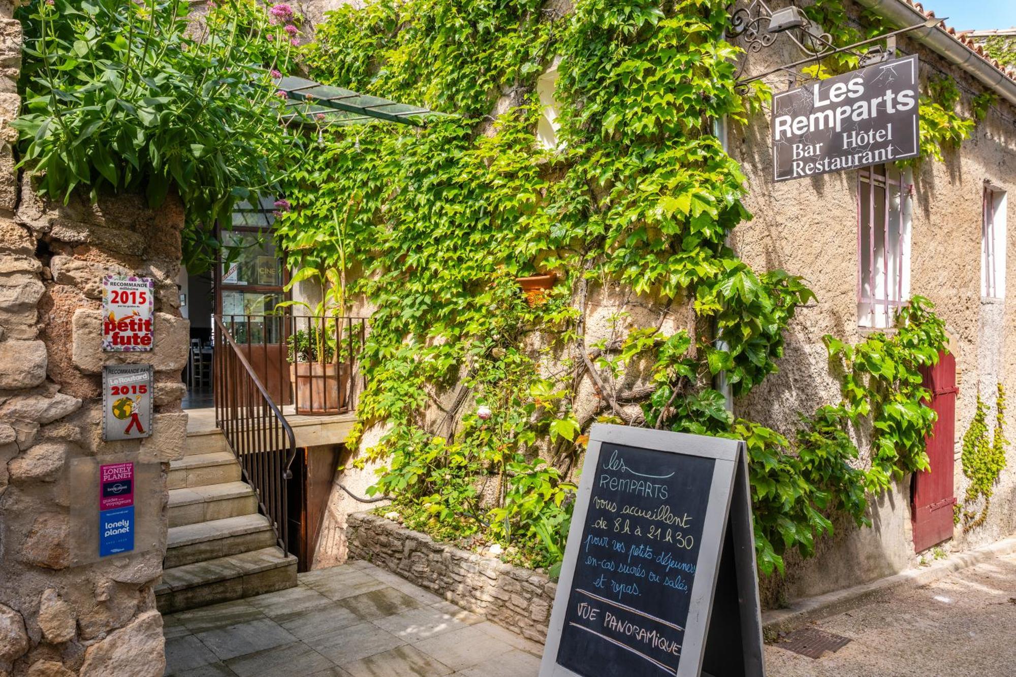 Hotel Restaurant Les Remparts Venasque Exterior photo