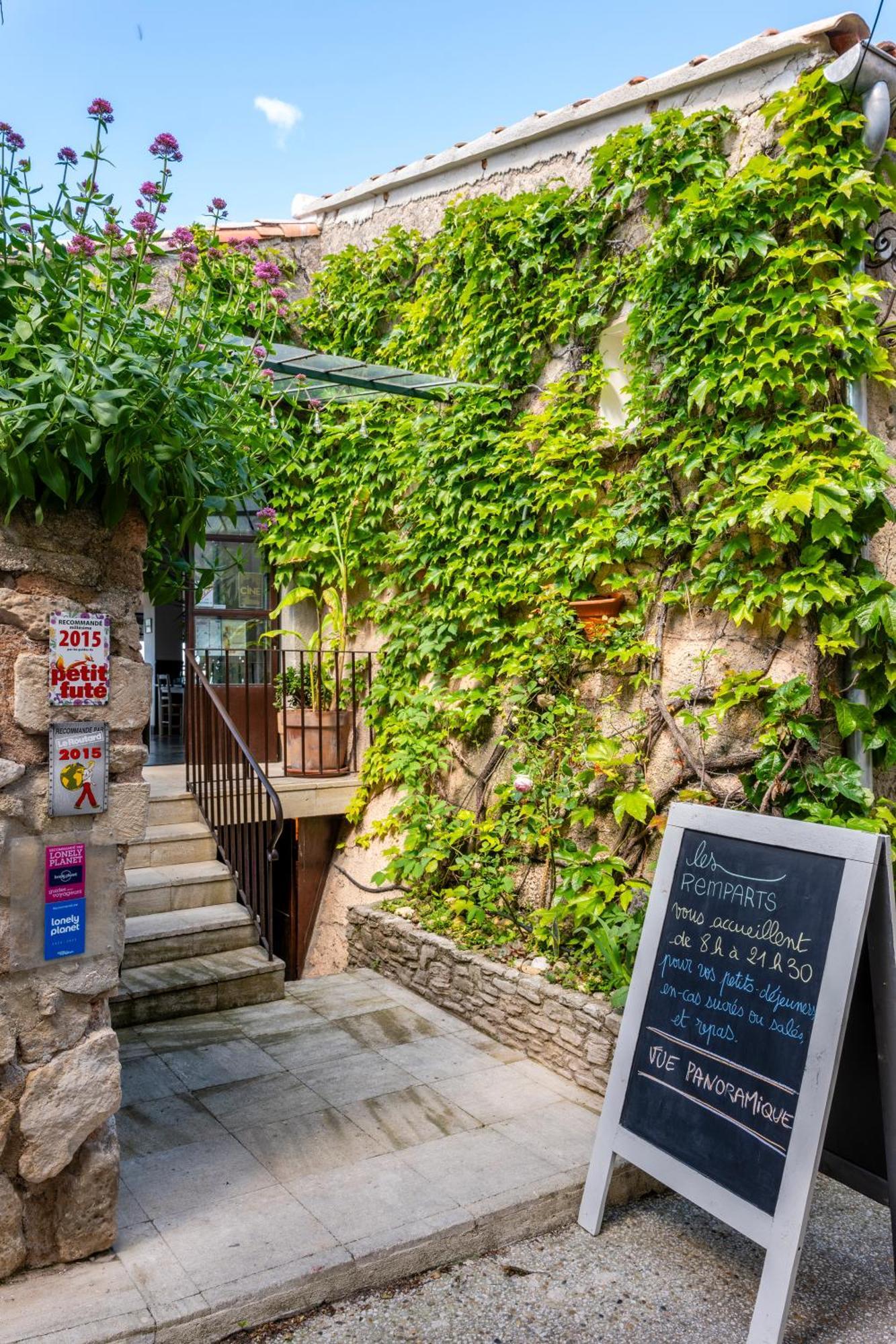 Hotel Restaurant Les Remparts Venasque Exterior photo