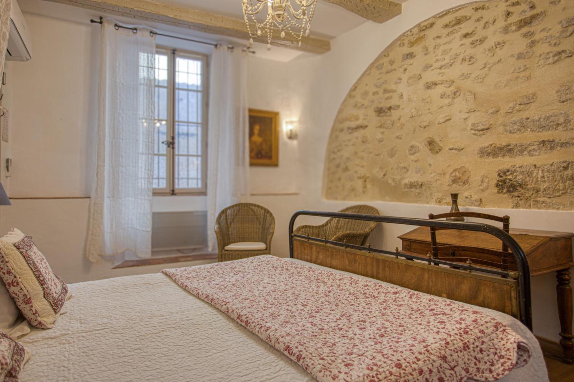 Hotel Restaurant Les Remparts Venasque Exterior photo